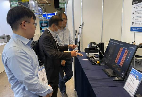 사람, 의류, 실내, 일이(가) 표시된 사진AI 생성 콘텐츠는 정확하지 않을 수 있습니다.