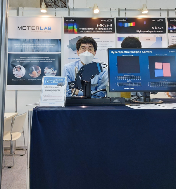 텍스트, 의류, 실내, 컴퓨터 모니터이(가) 표시된 사진AI 생성 콘텐츠는 정확하지 않을 수 있습니다.