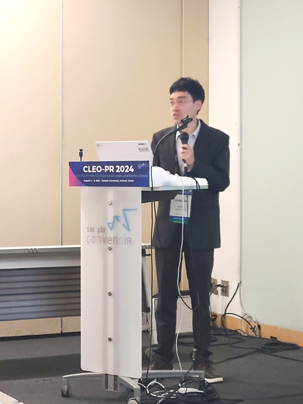 의류, 슈트, 사람, 연설자이(가) 표시된 사진AI 생성 콘텐츠는 정확하지 않을 수 있습니다.