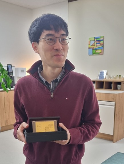 사람, 의류, 실내, 벽이(가) 표시된 사진AI 생성 콘텐츠는 정확하지 않을 수 있습니다.