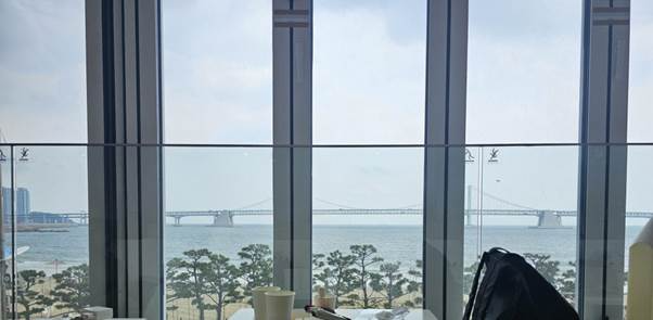 창문, 하늘, 구름, 내려다 보는이(가) 표시된 사진AI 생성 콘텐츠는 정확하지 않을 수 있습니다.