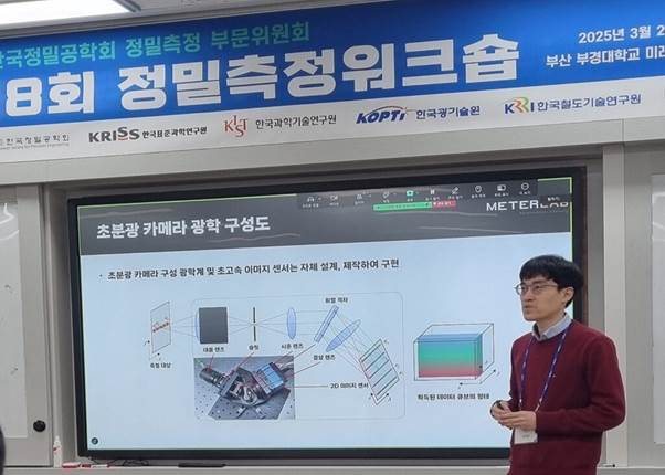 텍스트, 의류, 사람, 미디어이(가) 표시된 사진AI 생성 콘텐츠는 정확하지 않을 수 있습니다.