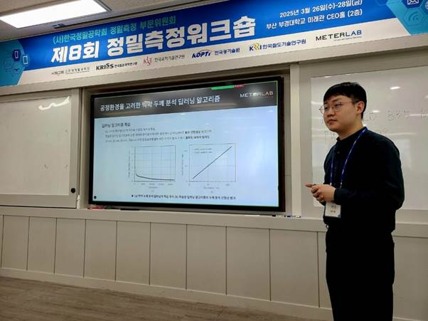 텍스트, 의류, 사람, 실내이(가) 표시된 사진AI 생성 콘텐츠는 정확하지 않을 수 있습니다.