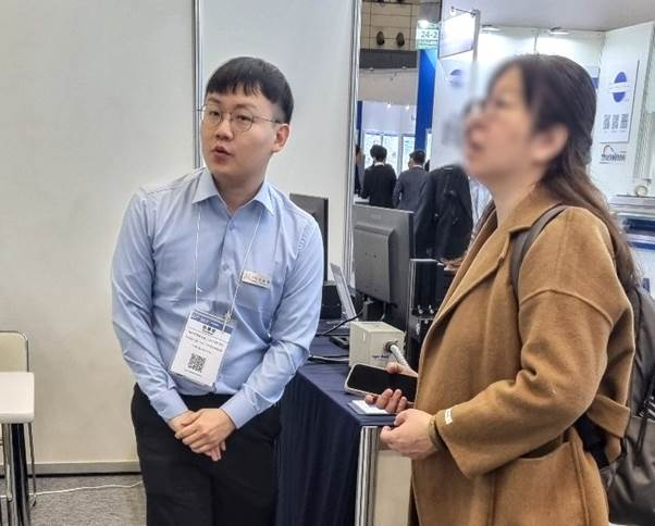 의류, 사람, 인간의 얼굴, 실내이(가) 표시된 사진AI 생성 콘텐츠는 정확하지 않을 수 있습니다.