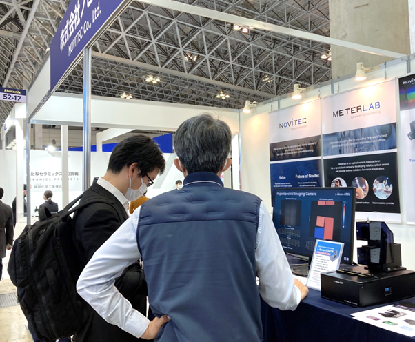 의류, 사람, 실내, 컴퓨터이(가) 표시된 사진AI 생성 콘텐츠는 정확하지 않을 수 있습니다.