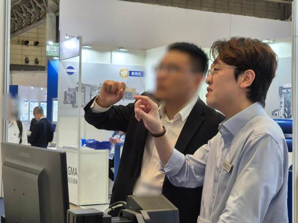 사람, 의류, 실내, 일이(가) 표시된 사진AI 생성 콘텐츠는 정확하지 않을 수 있습니다.