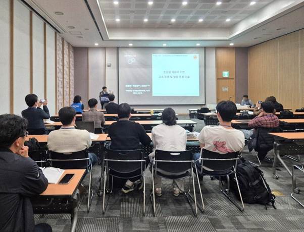 의자, 실내, 의류, 가구이(가) 표시된 사진AI 생성 콘텐츠는 정확하지 않을 수 있습니다.