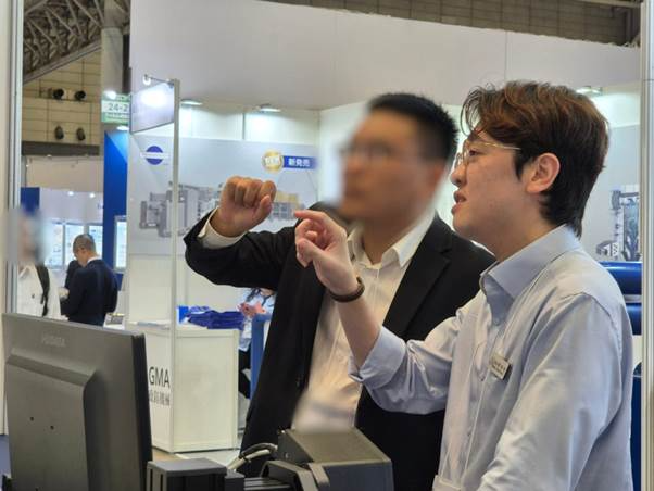 사람, 의류, 실내, 일이(가) 표시된 사진AI 생성 콘텐츠는 정확하지 않을 수 있습니다.