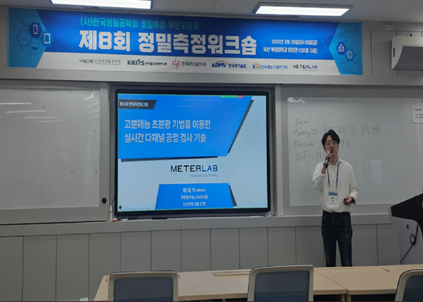 텍스트, 의류, 가구, 실내이(가) 표시된 사진AI 생성 콘텐츠는 정확하지 않을 수 있습니다.